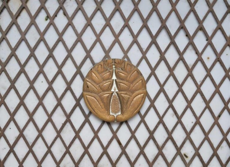 LAMPE DE TEMPLE EN ALLIAGE CUIVREUX
