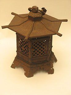 Lampe japonaise Andon de temple en fonte de fer de forme hexagonale avec un grillon sur la poigné