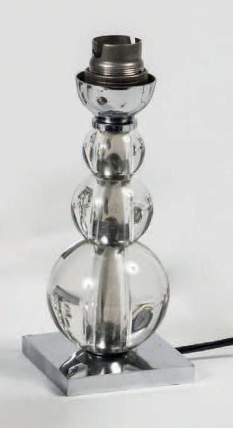 LAMPE MODERNISTE composée de trois boules de verre superposées, sur un socle carré en métal argent