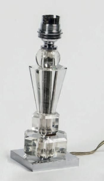 LAMPE MODERNISTE en cristal à fût facetté reposant sur un socle en métal argenté carr