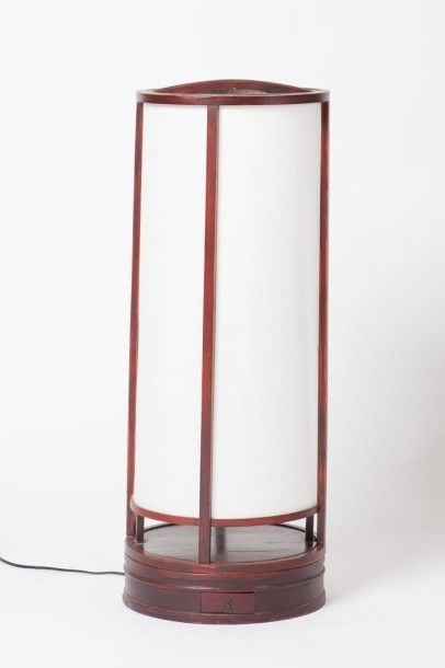 Lampe tournante sur pied andon de forme ronde en bois laqué rouge et adaptée à l'électricit
