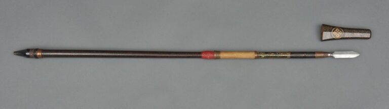 Lance courte (yari) à petite lame (hosaki) munie d'une garde de protection laquée, la hampe est décorée de peau de raie et d'incrustation de nacre (tachiuchi, partie proche de la lame