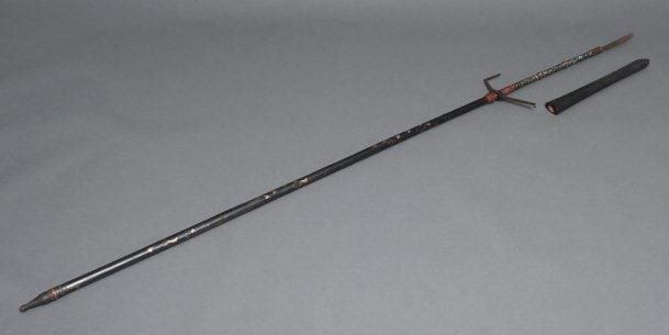 Lance japonaise kagiyari, dont la pointe a été brisée par mesure de sécurit