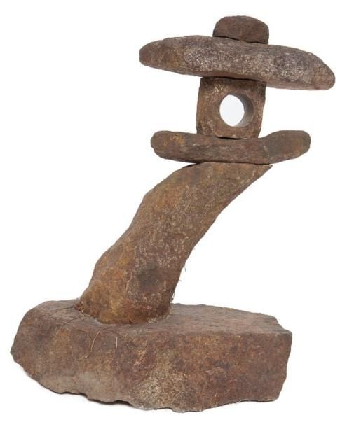 Lanterne de jardin (toro) de forme asymétrique en pierre érodée par le temps et rappelant le style préféré de l'école Mizuho des jardins de th