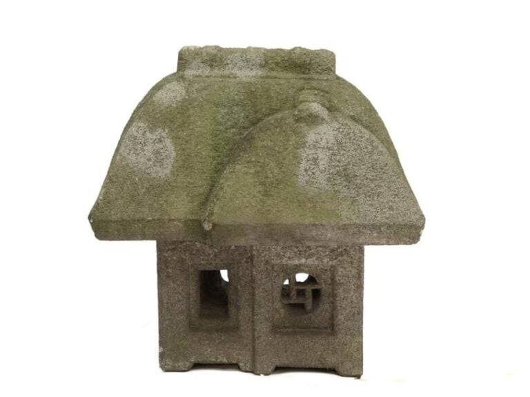 Lanterne de jardin (toro) en forme de maison au toit de chaum
