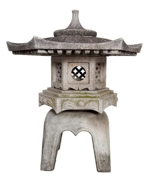 "Lanterne de neige" en pierre (yukimi) avec un grand sommet hexagona