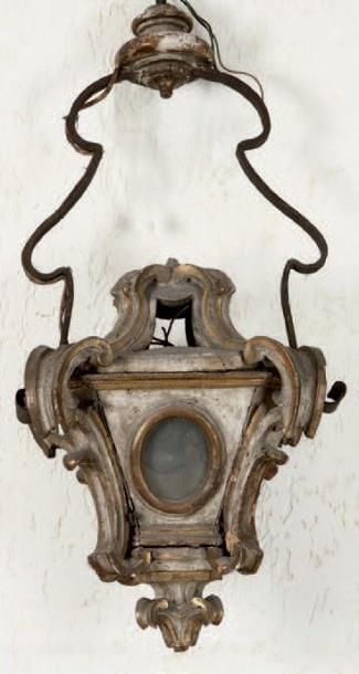 Lanterne en bois sculpté, laqué et dor