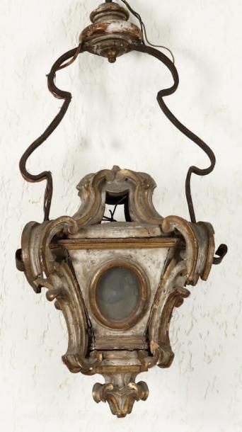 Lanterne en bois sculpté, laqué et dor