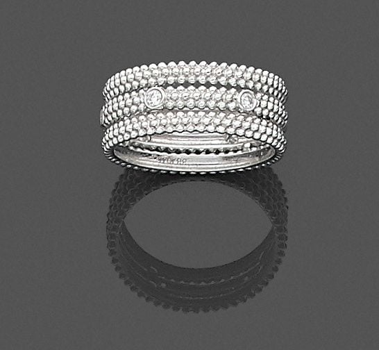 •Large ALLIANCE en or gris (750‰) boulé et ajouré, parsemé de six diamants taille brillant en serti clo