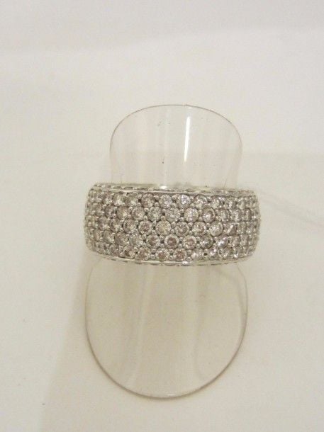 Large ALLIANCE en or gris (750 millièmes) entièrement pavée de diamants taille brillan