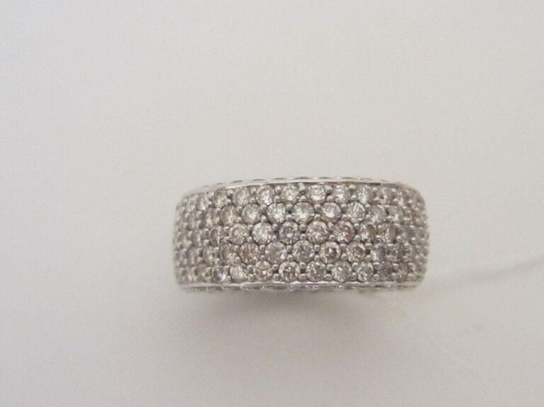 Large ALLIANCE en or gris (750 millièmes) entièrement pavée de diamants taille brillan
