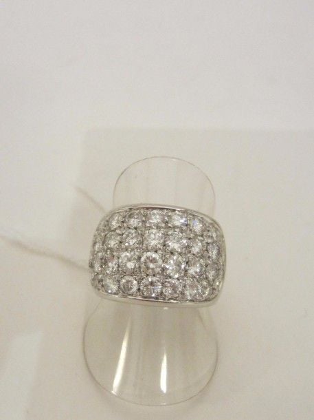 Large BAGUE bombée en or gris (750 millièmes) partiellement pavé de diamants taille brillan