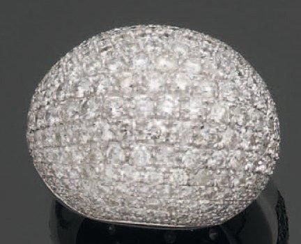Large BAGUE « boule » en or gris bombé serti d'un important pavage de diamants taille brillan
