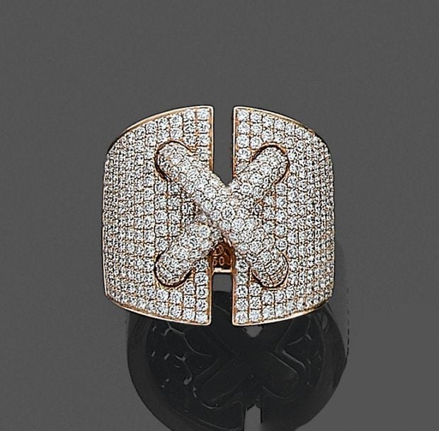 •Large BAGUE «corset» en or jaune (750‰) ajouré, pavé de diamants taille brillan