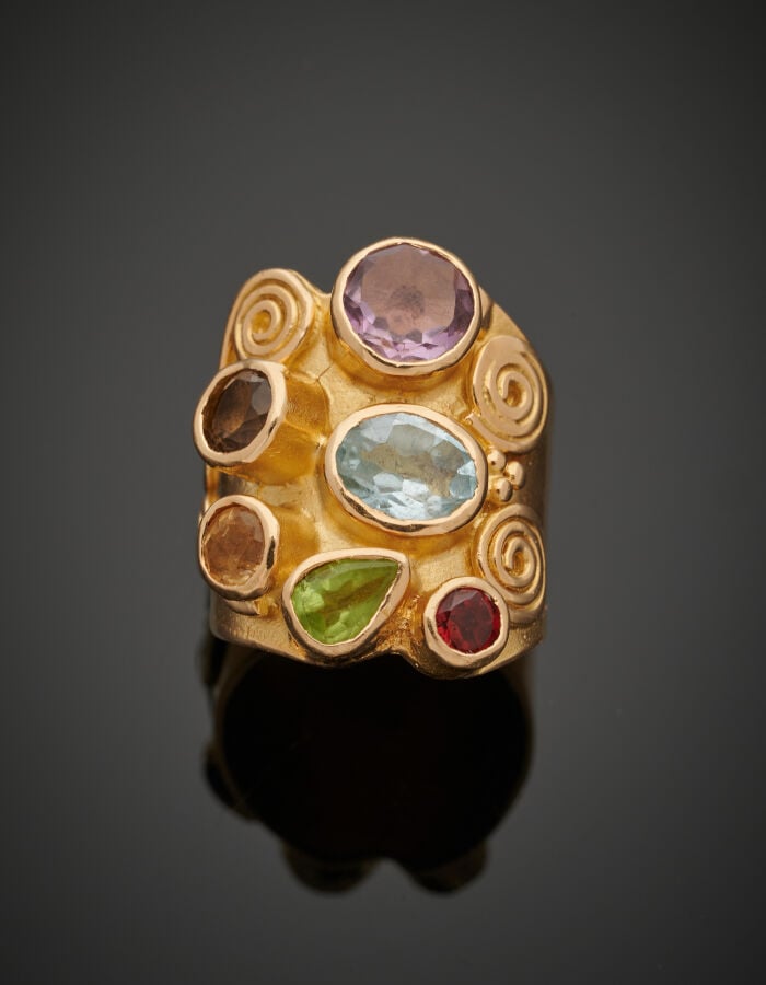 Large BAGUE "d'artiste" en or jaune (750‰) surmontée de pierres précieuses en s…