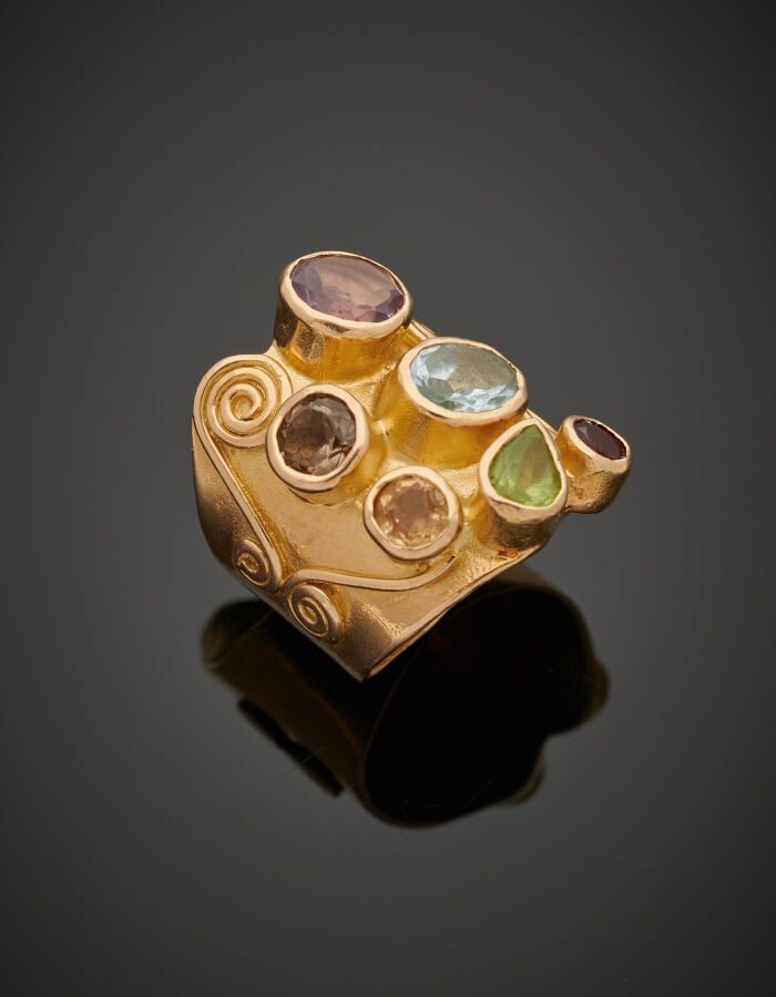Large BAGUE "d'artiste" en or jaune (750‰) surmontée de pierres précieuses en s…