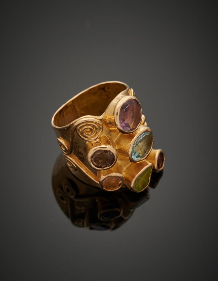 Large BAGUE "d'artiste" en or jaune (750‰) surmontée de pierres précieuses en s…