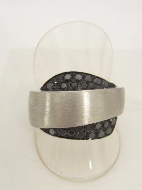 Large BAGUE d’homme en or gris brossé et or noirci (750 millièmes) composé d’un jonc plat épaulé de diamants noir