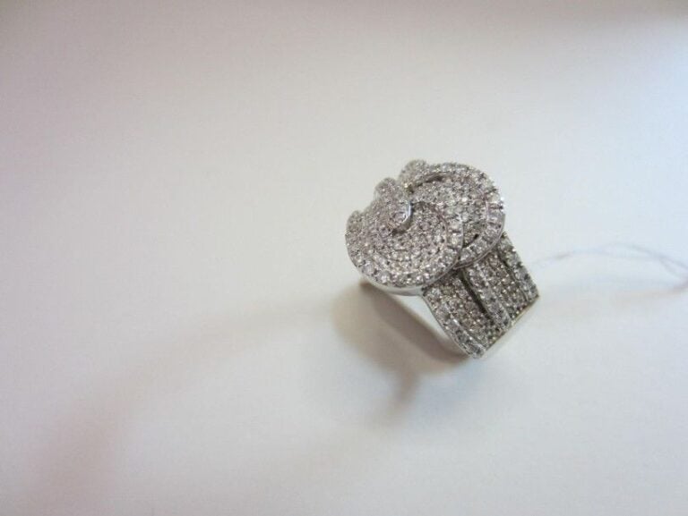 Large BAGUE «double volute» en or gris (750 millièmes) serti d'un pavage de diamants taille brillan