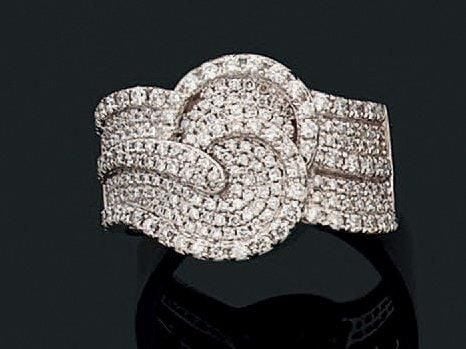 Large BAGUE «double volute» en or gris (750 millièmes) serti d'un pavage de diamants taille brillan