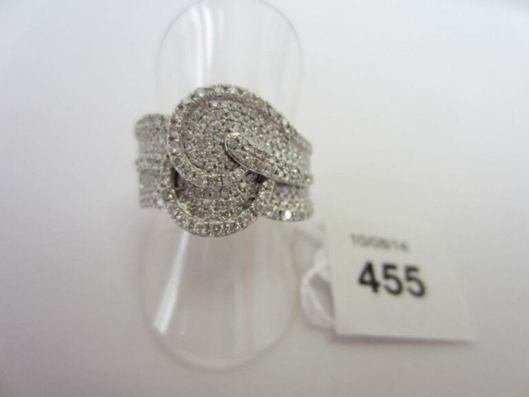 Large BAGUE «double volute» en or gris (750 millièmes) serti d'un pavage de diamants taille brillan