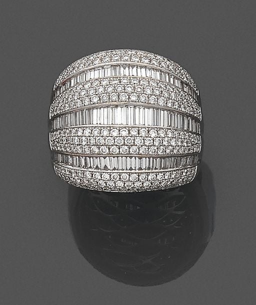Large BAGUE en or gris (750 millièmes) bombé serti d'un pavage de diamants taille brillant et baguette, alterné