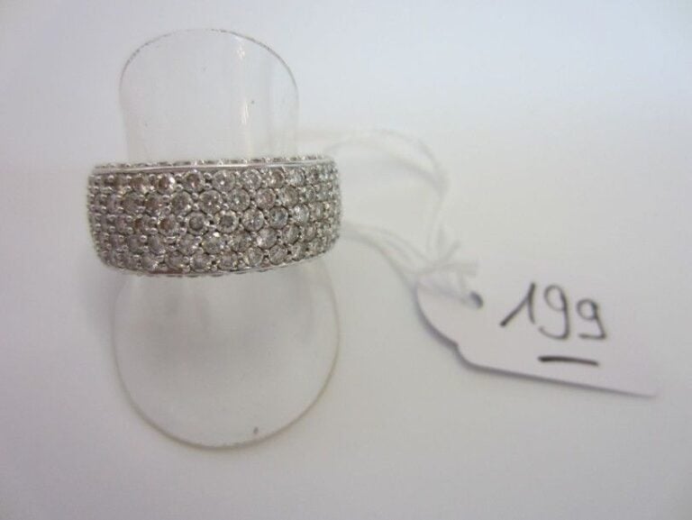 Large BAGUE en or gris (750 millièmes) entièrement pavé de diamant