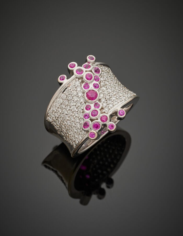 Large BAGUE en or gris (750‰) pavé de diamants taille brillant surmonté de saph…