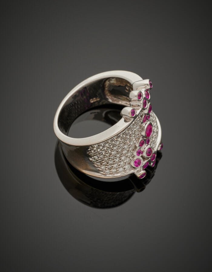 Large BAGUE en or gris (750‰) pavé de diamants taille brillant surmonté de saph…
