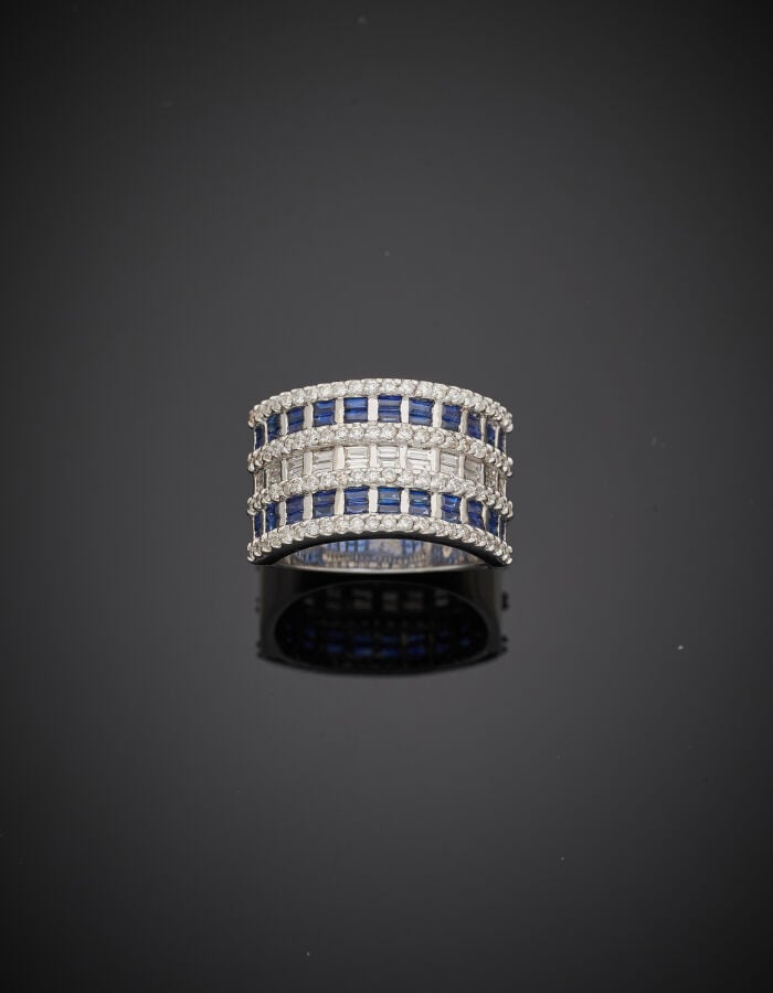 Large BAGUE en or gris (750‰) serti d'alignements de diamants taille brillant,…