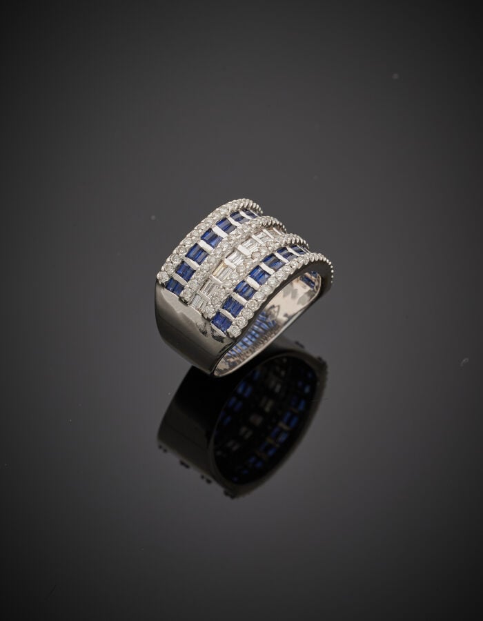 Large BAGUE en or gris (750‰) serti d'alignements de diamants taille brillant,…