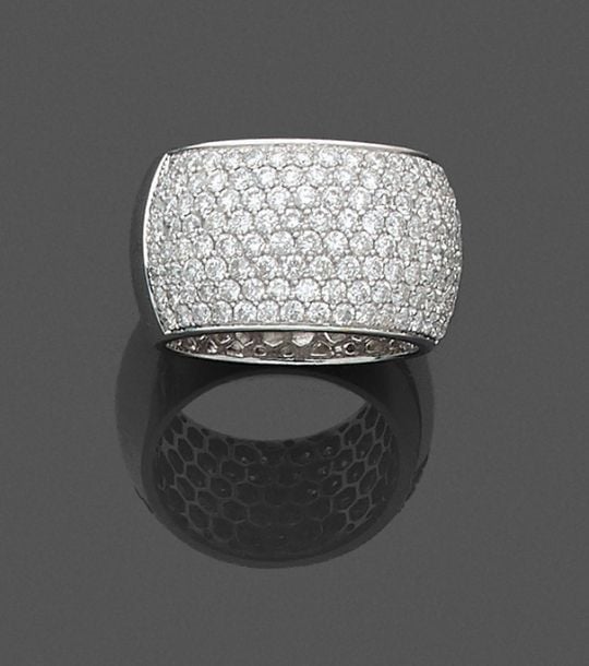 •Large BAGUE en or gris (750‰) serti d'un pavage de diamants taille brillan