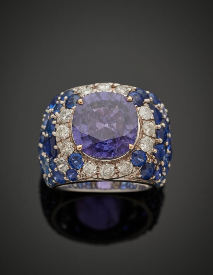 Large BAGUE en or gris (750‰) serti d'un saphir "couleur changeante" violette N…