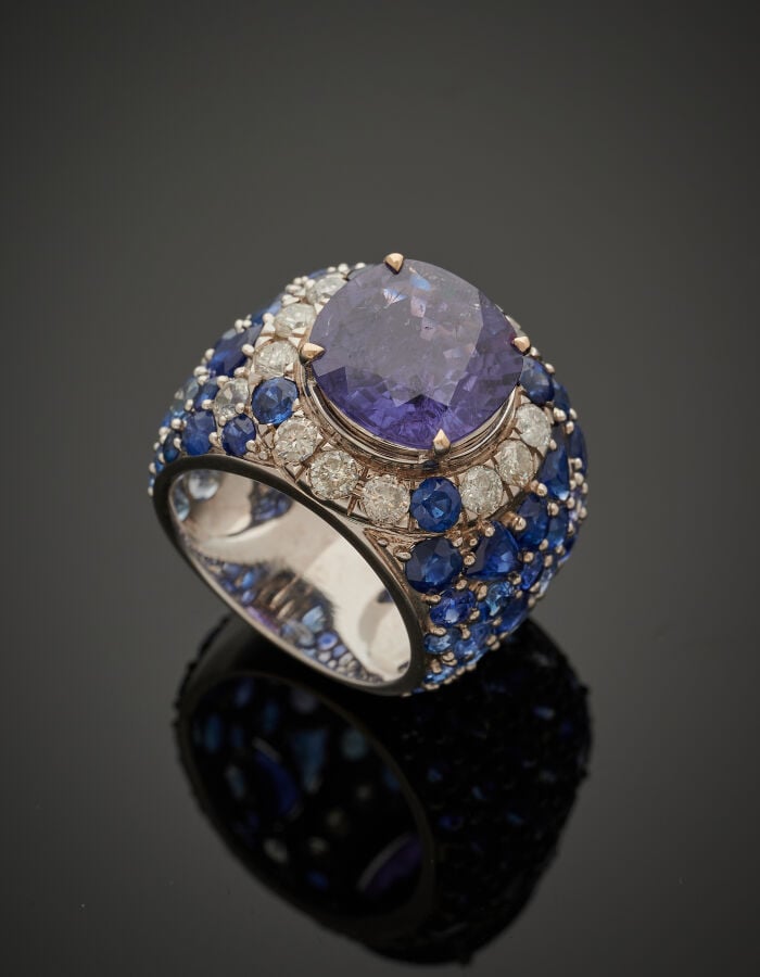 Large BAGUE en or gris (750‰) serti d'un saphir "couleur changeante" violette N…