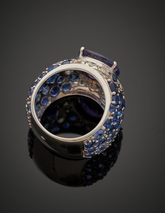 Large BAGUE en or gris (750‰) serti d'un saphir "couleur changeante" violette N…