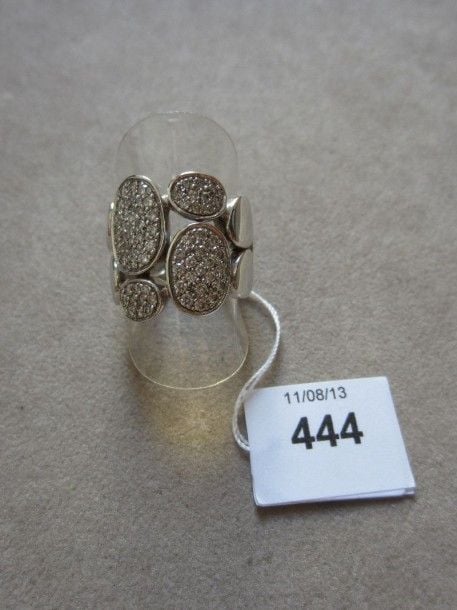 Large BAGUE en or gris ajouré à motifs ovales partiellement serti de pavages de diamant