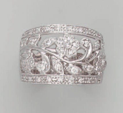 Large BAGUE en or gris ajouré serti de petits diamants taille brillant à motif de guirlande de fleurs bordé