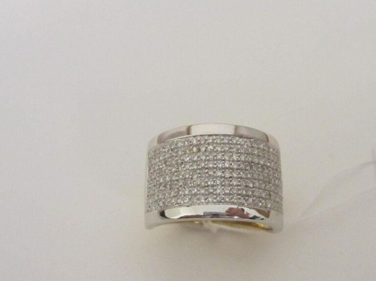 Large BAGUE en or gris et or jaune (750 millièmes) serti d'un pavage de diamant