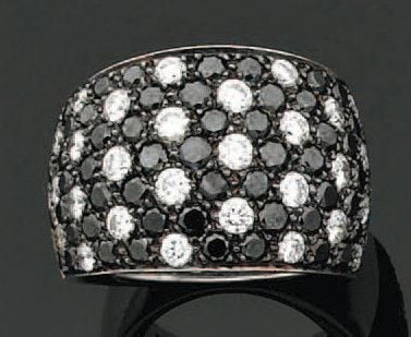 Large BAGUE en or gris et or noirci serti d'un pavage de diamants noirs, parsemé de diamants taille brillan