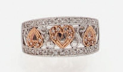 Large BAGUE en or gris et or rose (750 millièmes) ajouré à motifs de «coeurs» et volutes, serti de petits diamant