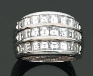 Large BAGUE en or gris partiellement godronné serti de trois lignes de diamants calibré