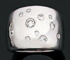 Large BAGUE en or gris partiellement serti de onze diamants taille brillant de poids différent