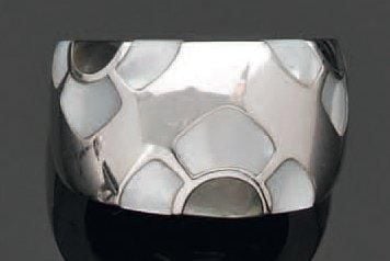 Large BAGUE en or gris serti de nacre brune et blanche à motifs de « demi-fleurs