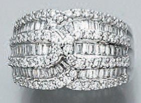 Large BAGUE en or gris serti de trois alignements de diamants baguettes soulignés de diamants taille brillan
