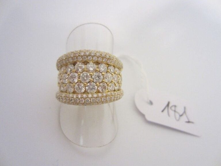 Large BAGUE en or jaune (750 millièmes) partiellement bombé serti de pavages de diamant