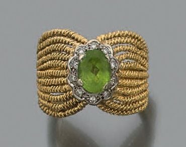 Large BAGUE en or jaune (750 millièmes) tressé serti d'un péridot de forme ovale entouré de diamants taille 8/