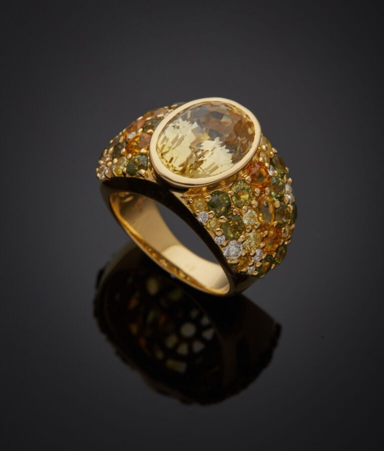 Large BAGUE en or jaune (750‰) serti d'un saphir jaune ovale pesant 7,6 carats…