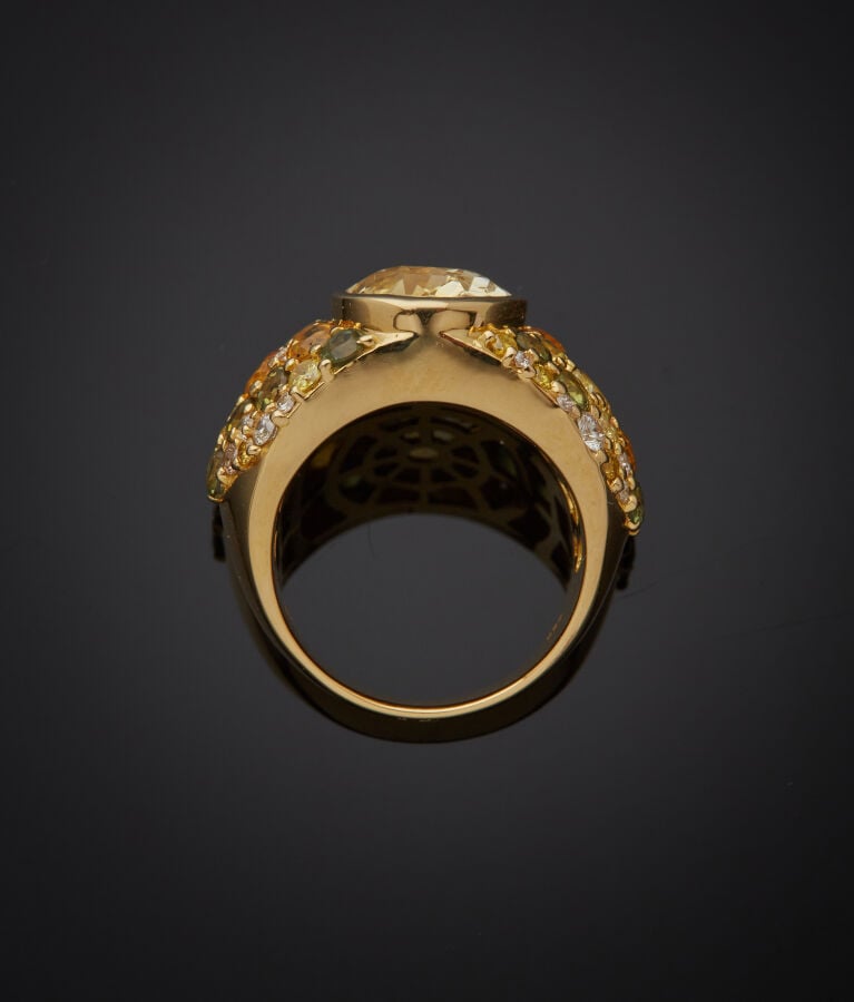 Large BAGUE en or jaune (750‰) serti d'un saphir jaune ovale pesant 7,6 carats…