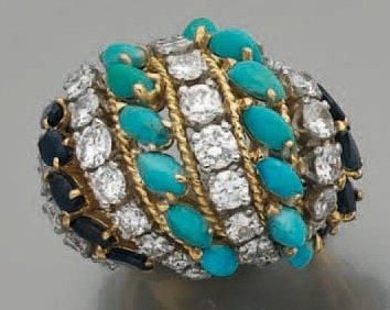 Large BAGUE en or jaune et or gris bombé et ajouré serti de turquoises, diamants et saphir
