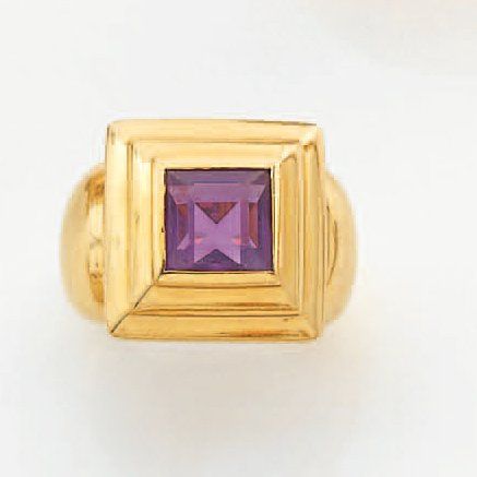 Large BAGUE en or jaune godronné de forme carrée sertie d'une améthyste carrée taillée à degré